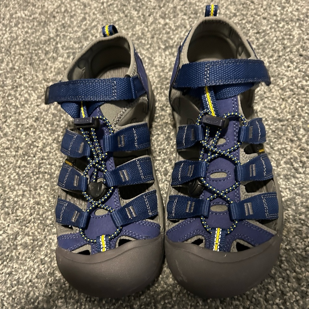 Purchased at Ll bean never worn. Boys size 6